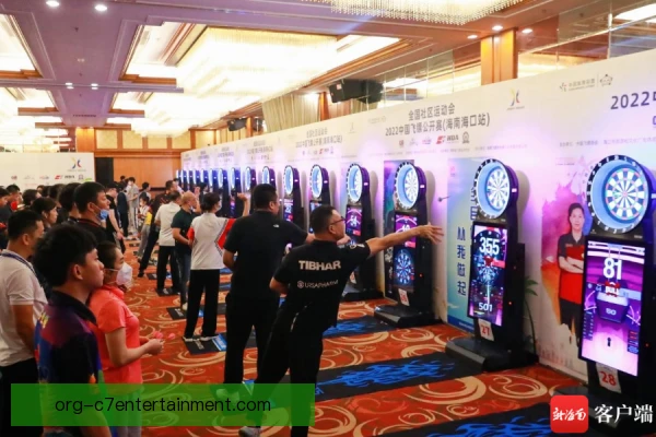 世界飞镖大师赛转播慢镜回放，关键投掷更清晰
